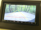 【バックカメラ】駐車時に後方がリアルタイム映像で確認できます。大型商業施設や立体駐車場での駐車時や、夜間のバック時に大活躍!運転スキルに関わらず、今や必須となった装備のひとつです!