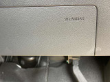 SRSニーエアバックシステム<運転席>はドライバーの脚部を受け止め、下肢の障害を軽減するとともに姿勢を維持することで、保護効果を高めます。
