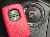 【スマートキー】カバンやポケットに入れたままでもドアの施錠・解錠が可能なスマートキーを装備。エンジンのオン・オフ時もカギを取り出す必要が無いからとっても便利です♪