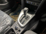 操作しやすいATシフトです♪シフトチェンジを気にしなくていいので運転だけに集中できますね!自然と手に届くところにある、手になじむ形状のシフトノブがいいですね♪