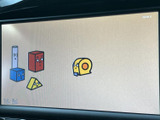 停車中に楽しめるTV機能。長距離移動や待ち時間などを快適に過ごせます。車内でのエンターテイメント性を高めます。(※走行中の視聴は禁止です)。