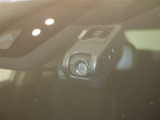 【ドラレコ前】今では車の必需品です。運転中の映像や音声を記録して残します。事故などが起きた場合の証拠になるので、もしもの時に役立ちます。