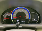 視認性の高いメーター類で、運転に必要な情報を的確に把握できます。走行距離も確認でき、安心感を与えます。運転に集中できる環境です。