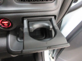 運転席右側の引き出し式ドリンクホルダーです。
