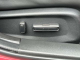 シートの位置や角度を 電動で細かく調整可能。運転席8ウェイパワーシート(スライド/リクライニング/ハイト前・後)