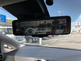 後方確認をサポートするモニターを搭載。狭い道や駐車時も安心です。安全な運転をサポートする頼もしい機能です。