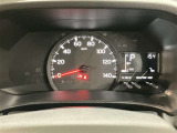 視認性に優れたメーターを採用しており、走行中でも車速や情報が分かりやすく表示されます。運転時の視線移動をむりのない範囲に抑え、快適で安心感のあるドライブをサポートします。