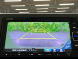 狭い場所での運転も安心。バックモニターが後方の状況をしっかり確認できるので、安全な駐車をサポートします。運転に自信がない方にもおすすめです。