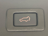 【パワーバックドア】スマートキーや運転席のボタンを押すだけでリアゲートが自動で開閉します!荷物を持っている時や、高い位置にあるバックドアを閉める際に便利な機能です♪