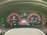 視認性の高いメーター類が、運転に必要な情報を的確に伝えます。スポーティなデザインで、運転するたびに気分が上がります。