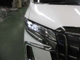 高輝度でしかも消費電力の少ないLEDをハイ、ロービームに採用。