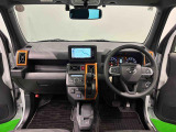 オレンジの差し色&カモフラージュ柄のシートが気分を高める運転席に加えてUV&IRカット機能付きフロントガラスの面積や位置取りが良く、高いアイポイントで前方・右前・左前方向の見通しがいいですよ!