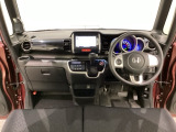 車内は光触媒抗菌消臭施工済です。スタイリッシュなデザインでスポーティなインパネ周りを演出します。グローブボックスやカップホルダーのほかにトレーなどたくさんの収納スペースが付いています。