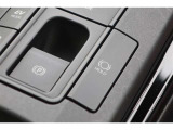 電動パーキングブレーキを搭載。スイッチ操作でパーキングブレーキを作動・解除することが可能ですので、操作の力が不要ですよ♪