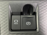 【電動パーキングブレーキ】指先だけで簡単操作♪アクセルを踏むと自動的に解除されます。【オートブレーキホールド機能】ブレーキペダルから足を離してもブレーキを保持!