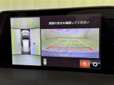 パノラミックビューモニターを装備。駐車場や交差点でクルマを真上から見るように周囲を確認できます。機能の詳細は販売店スタッフまでおたずねください。
