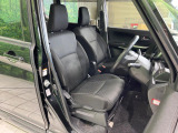 運転席まわりには十分なスペースがあり、大柄な方でもゆったり運転していただける環境です。