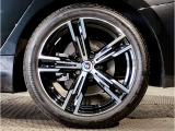 BMWの純正アロイホイールは軽量かつ強度にも優れているホイールで走行性能を引き上げる設計になっております。足元にもBMWは妥協がなくこだわっている個所になります。