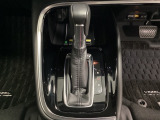 「e:HEV」は、モーター走行を中心にしながら電気エネルギーやエンジン動力を効率よく使い分けることができる賢いハイブリッドシステムです。サイドブレーキはスイッチ操作の電子制御パーキングブレーキです