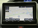 見やすい地図表示で、運転中のナビゲーションをサポート。スムーズなルート案内で、目的地まで迷うことなく到着できます。渋滞情報も確認可能です。