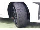 タイヤサイズはハイスペックな 225/40R18。 スタッドレスタイヤを装着しています。