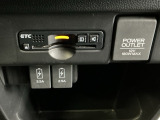 ビルトインタイプの【ETC】で見た目もスッキリ。高速道路の利用にとても便利です。【アクセサリーソケット】電源からケーブルをつなげば、スマートフォンなどの電子機器の充電などを行うことができます!