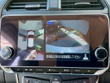 アラウンドビューモニターは車の全方位をカメラで映しだして障害物や人を確認、周りの状況を確認しながら安全に駐車できる便利な装備になります。