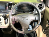 インテリアに合わせたデザインのステアリングは、運転される方のことも考え、運転しやすい形状、大きさです。是非一度、実際に触ってお確かめください。