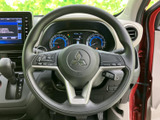握りやすいステアリングは、ドライバーの負担を軽減。操作スイッチも配置され、運転に集中できる環境です。