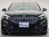 【キドニーグリル】BMWの代名詞。一目見ただけでBMWであると認識できる確固たるアイコンとして存在感を放ちます。