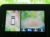 後方確認がしやすいモニターで、安全な運転をサポートします。狭い道や駐車時も、周囲の状況をしっかり確認できます。