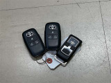 寒い冬や暑い夏も快適!リモコン操作で離れた場所からエンジン始動可能。乗車前に室内温度を調整できる便利な装備です。