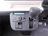 運転のしやすいインパネシフトです。運転席の足元も広くとても快適ですよ。