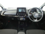 運転席・助手席を入れたインストルメントパネル全体画像です。
