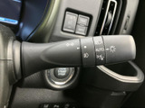 操作しやすいウインカーレバーは、安全な車線変更をサポートします。オート機能も搭載されており、運転操作をスムーズにします。