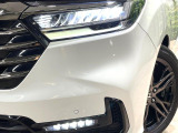 【LEDヘッドライト】悪天候や夜間走行時も良好な視界を確保し安心して運転できる高輝度LEDヘッドライトを装備!点灯速度が早く、消費電力も抑えられています。