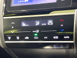 【オートエアコン】一度お好みの温度に設定すれば、車内の温度を検知し風量や温度を自動で調整。暑い&hellip;寒い&hellip;と何度もスイッチ操作をする必要はありません。快適な車内空間には必須の機能ですね♪