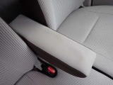 運転席と助手席の間にはアームレストがございますのでゆったりとお乗りいただけます!