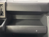 助手席側のインパネトレイは大きくてボックスティッシュも置けます!