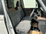 運転席まわりです。実際に座ってみて、乗り心地を体験してみてください。