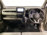 車内は光触媒抗菌消臭施工済です。インパネ周りはスタイリッシュなデザインです。グローブボックスやカップホルダーのほかにトレーなどたくさんの収納スペースが付いています。