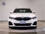 BMW代表的な特徴のキドニーグリル。BMWのすべてのモデルに採用され、BMWらしさを強調しております。