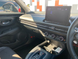 助手席周辺はこのようになっております。運転手だけでなく助手席に一緒に乗られる方も広々と快適にお乗り頂けるような設計です!各種装備を次の写真からご案内いたしますのでご覧ください。