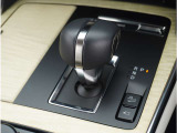 【シフトレバー】シフトもとても操作しやすいデザインになっております。運転する人の事を第一に考えた操作性の高い仕様です。