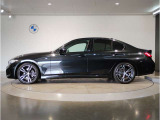 BMWではロングホイールベースの採用をしており、すべての車種に適用され、走行中の安定感の向上されております。また室内空間の広さにも貢献しております。