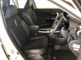 運転席の座面高さを調整できるシートリフターが付いています。