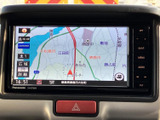 高精細な地図表示で、目的地までスムーズに案内。わかりやすいインターフェースで、運転に集中できます。渋滞情報も確認可能です。