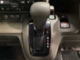 CVT車のセレクトレバーです。低速から高速まで、変速ショックのないスムーズな走りを実現するとともに、エンジン効率のよい領域を維持することで燃費にも貢献します。