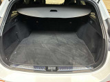 ゆったりとしたトランクルームでございます。たくさんのお荷物の車載が可能でございます。