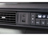 スマートフォンなどの音楽再生が可能なUSB接続ジャック装備車両です♪♪♪